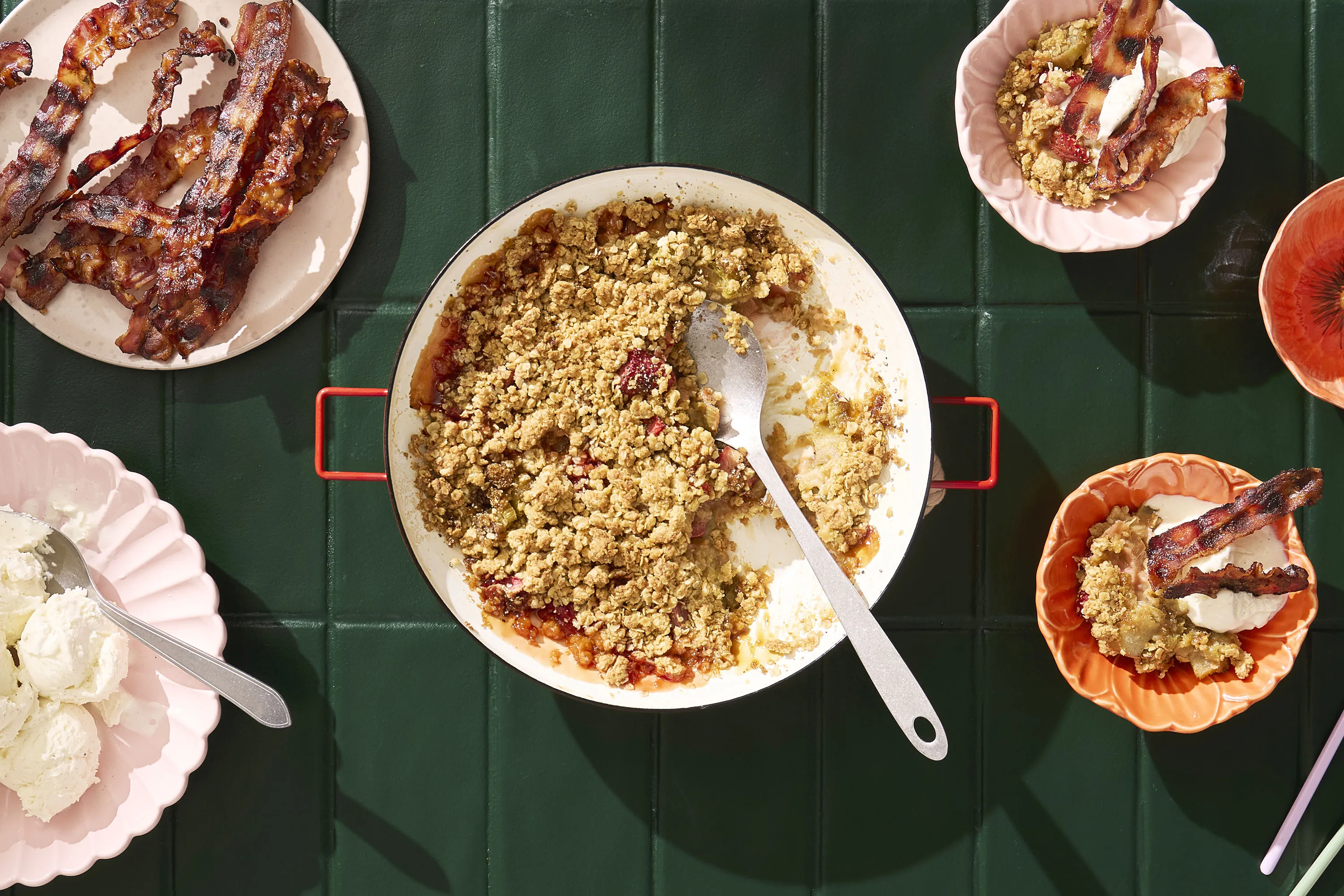 Mansikka-raparperipaistos pekonilla