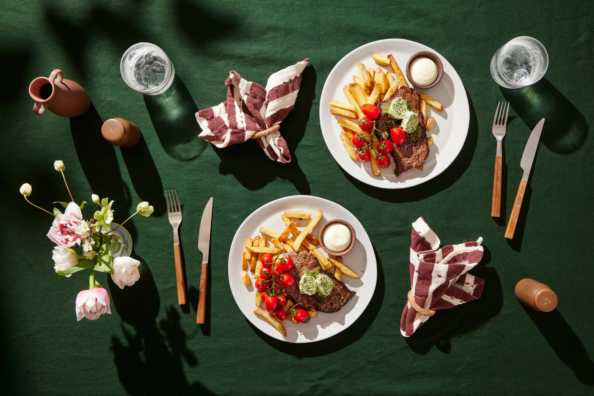 Lövbiff av nöt med örtigt kryddsmör och rostade körsbärstomater