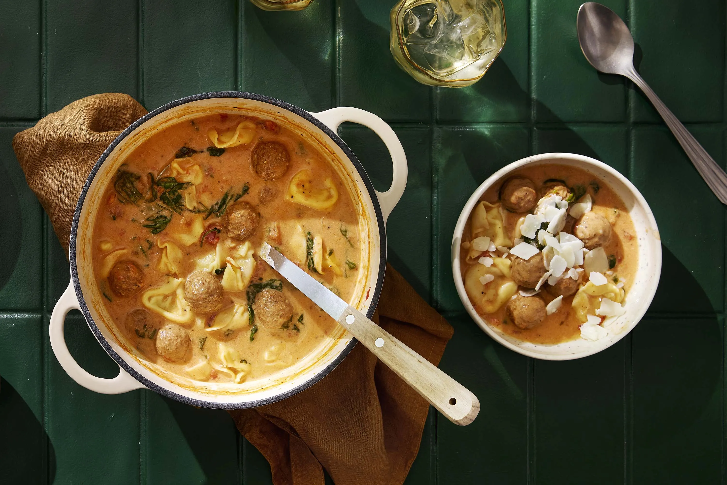 Kermainen lihapulla-tortellinikeitto