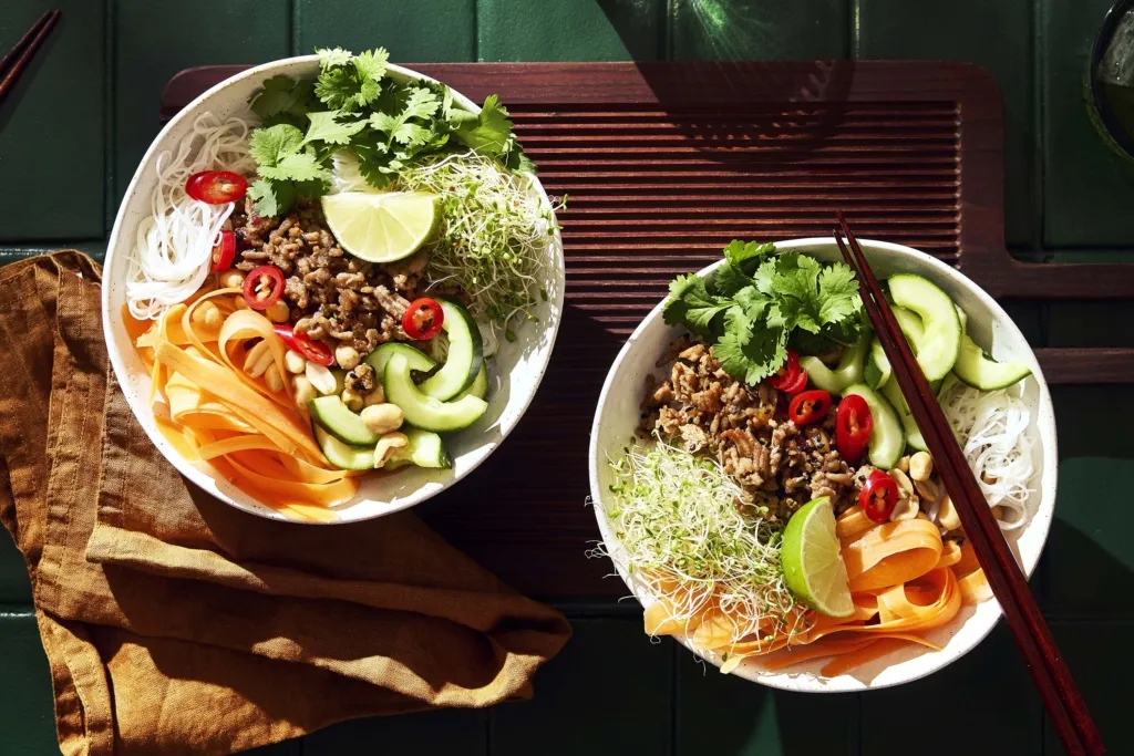 Vietnamesisk risnudelsallad med kryddig färs