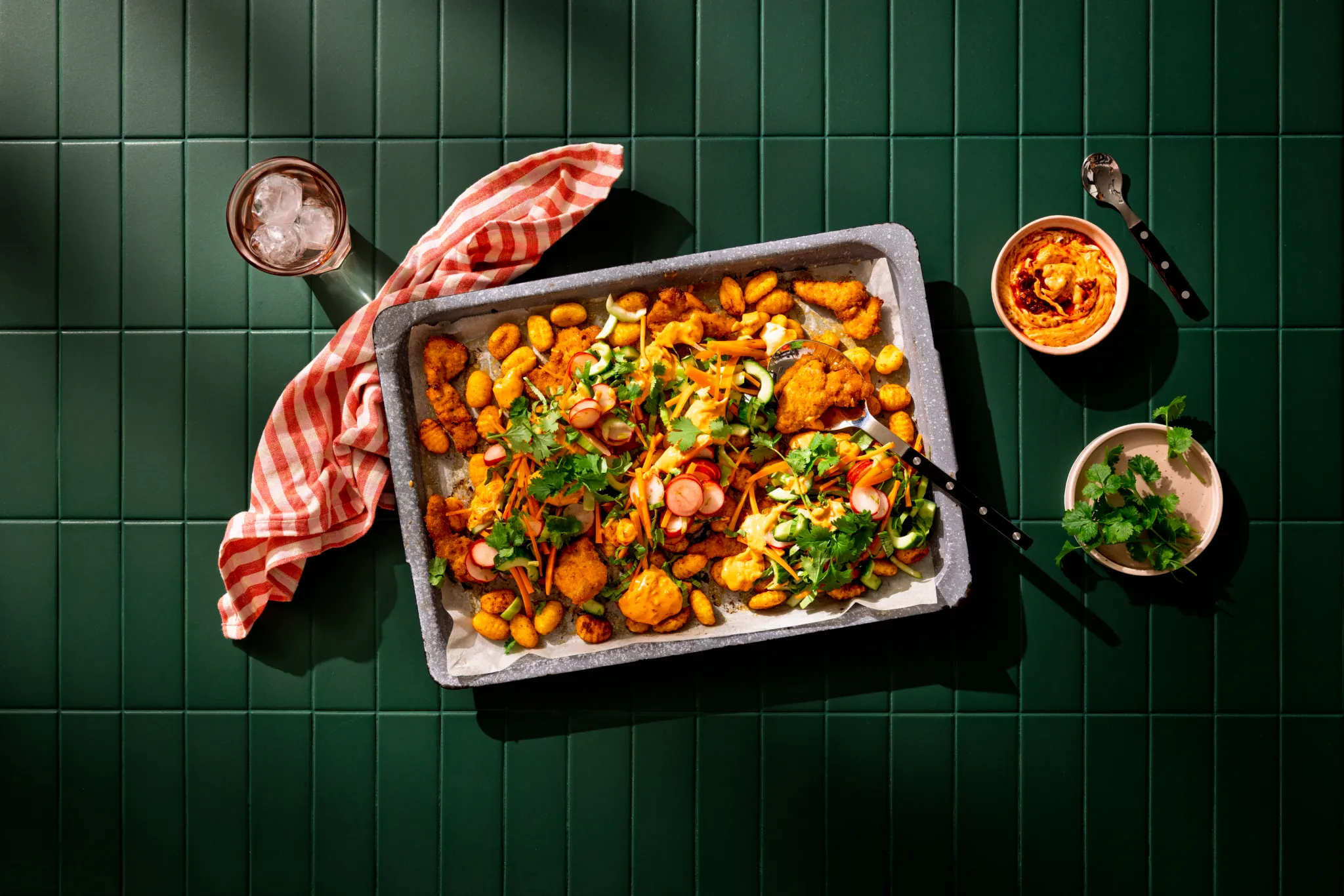 Ugnsrostad gnocchiplåt med krispiga filébitar av lantgris