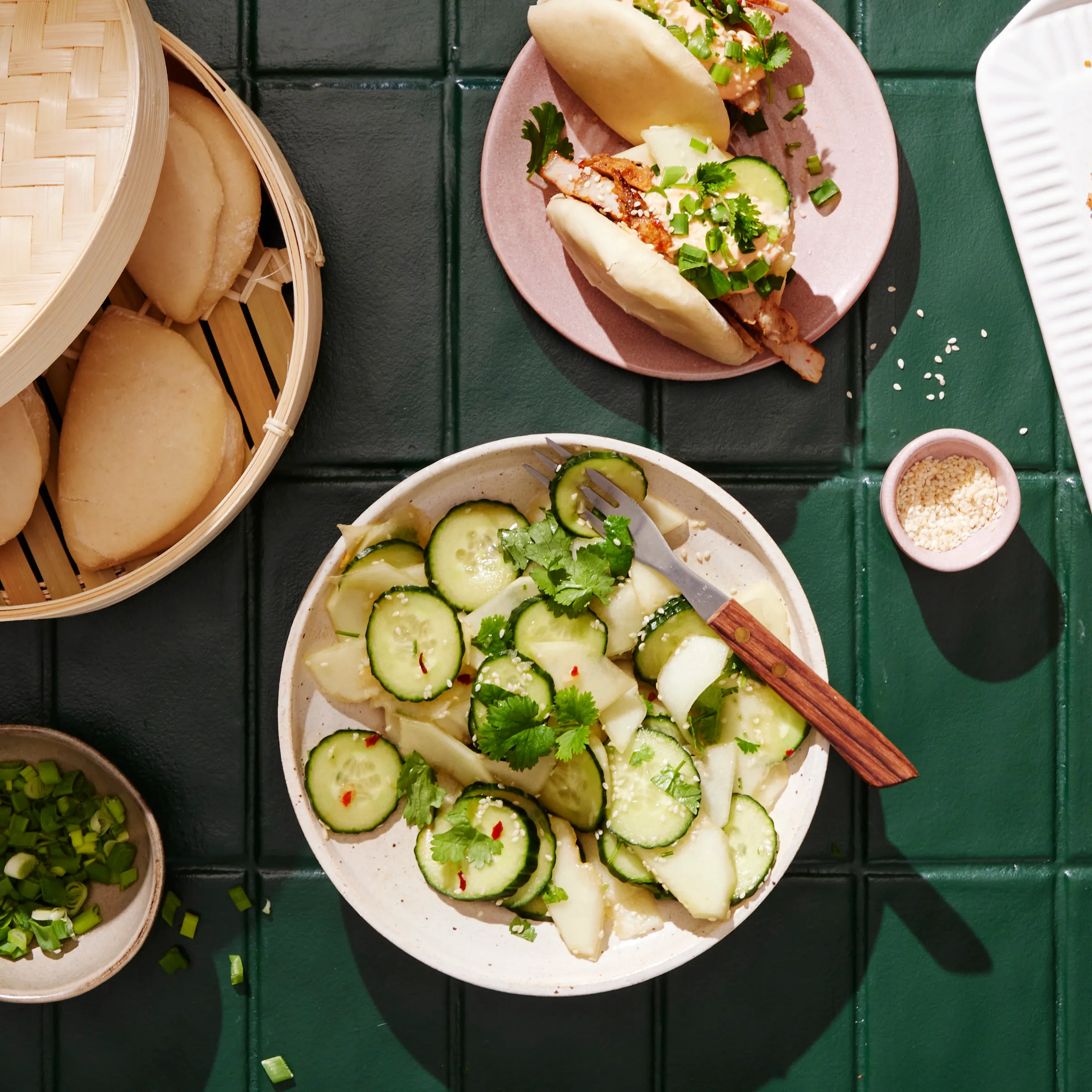 Bao bun -sämpylät possulla, kurkku-melonisalaatti ja bang bang -kastiketta