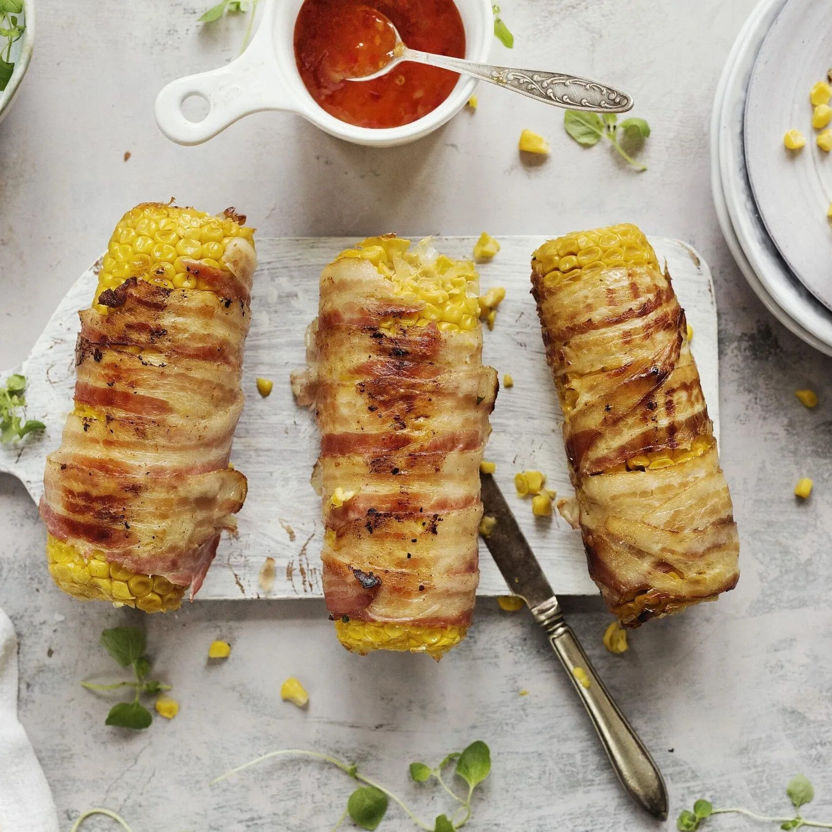 Pekoniin kääritty maissi