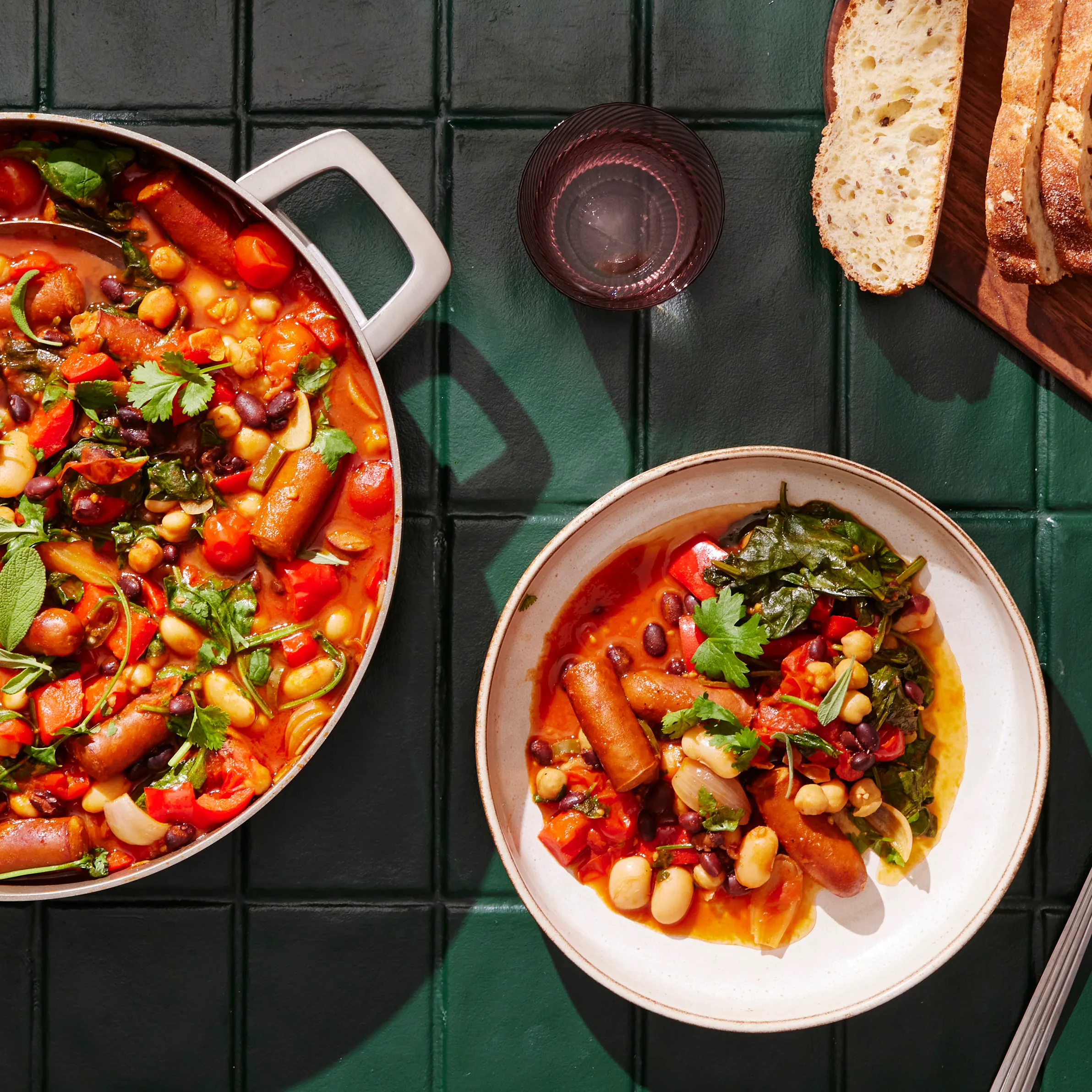 Mausteinen makkara-papupata