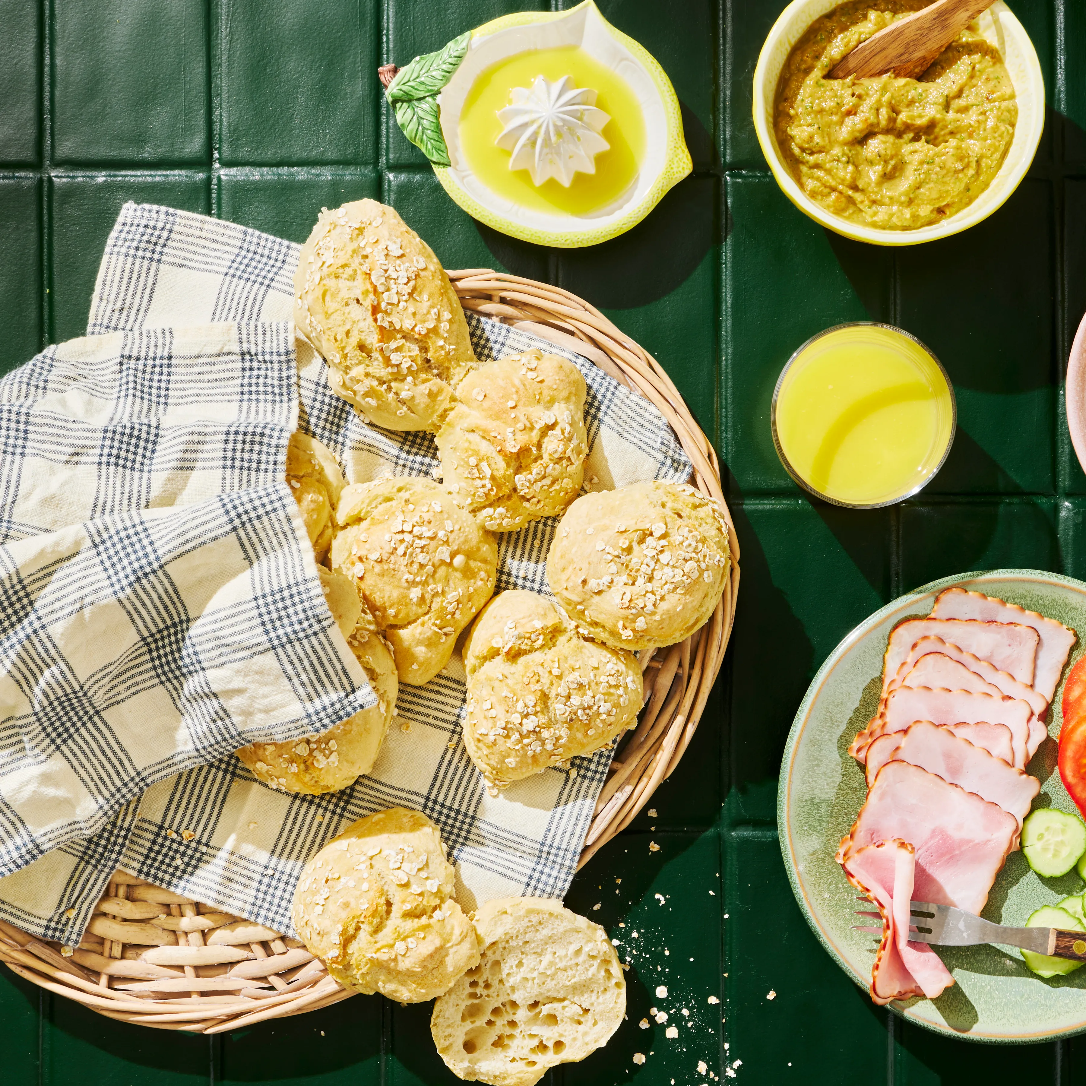 Viikonlopun aamiaissämpylät palvikinkulla