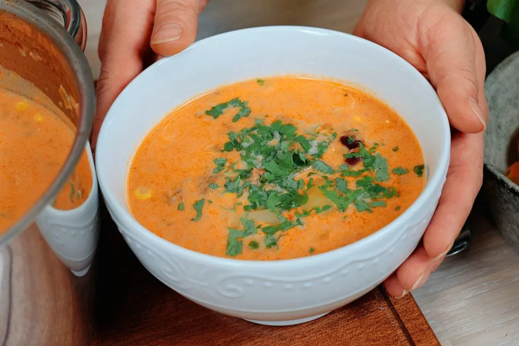 Saaras Texmex-soppa med ärtfärs