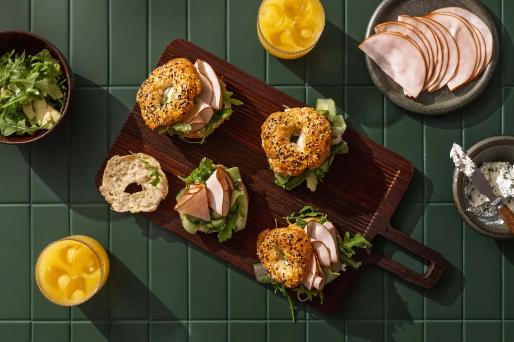 Raejuustobagelit kanatäytteellä