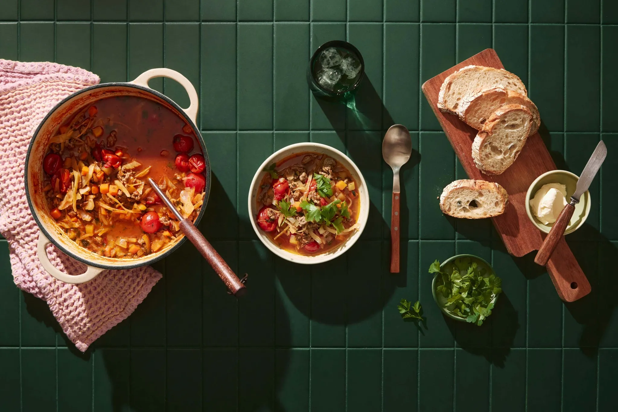 Tomaattinen kaali-jauhelihakeitto