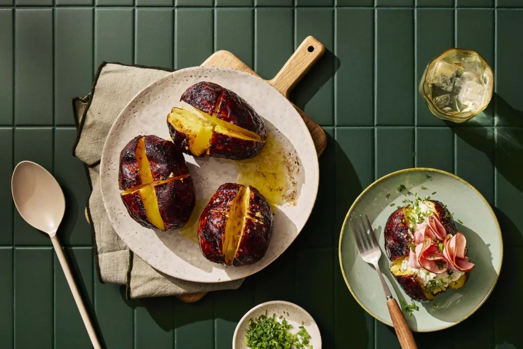 Glaseeratut uuniperunat kinkkutäytteellä