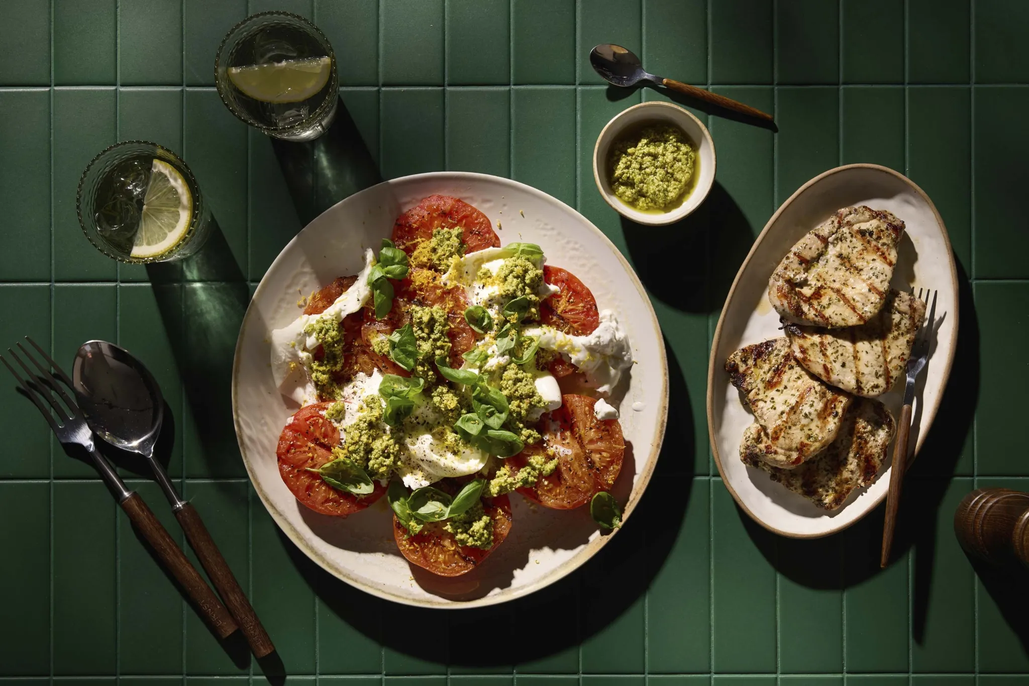 Grillad filébiff med tomat, burrata och örtig pistagepesto