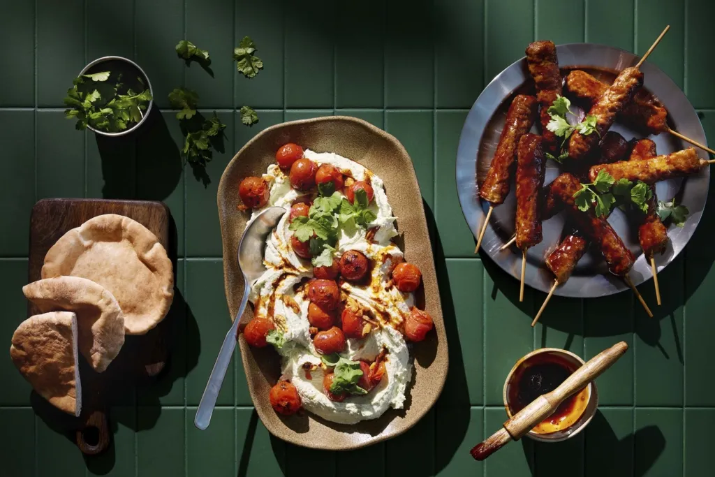 Rökta tomater med vispad feta och köttfärsspett