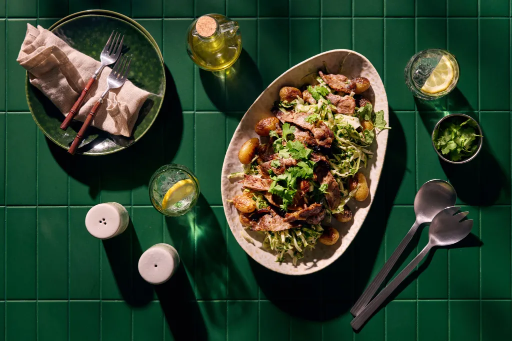 Kasslerpihvit ja varhaiskaali-perunasalaatti