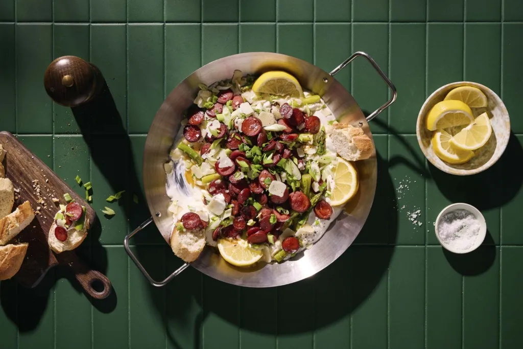 Knaprig korv och sparris i dipp