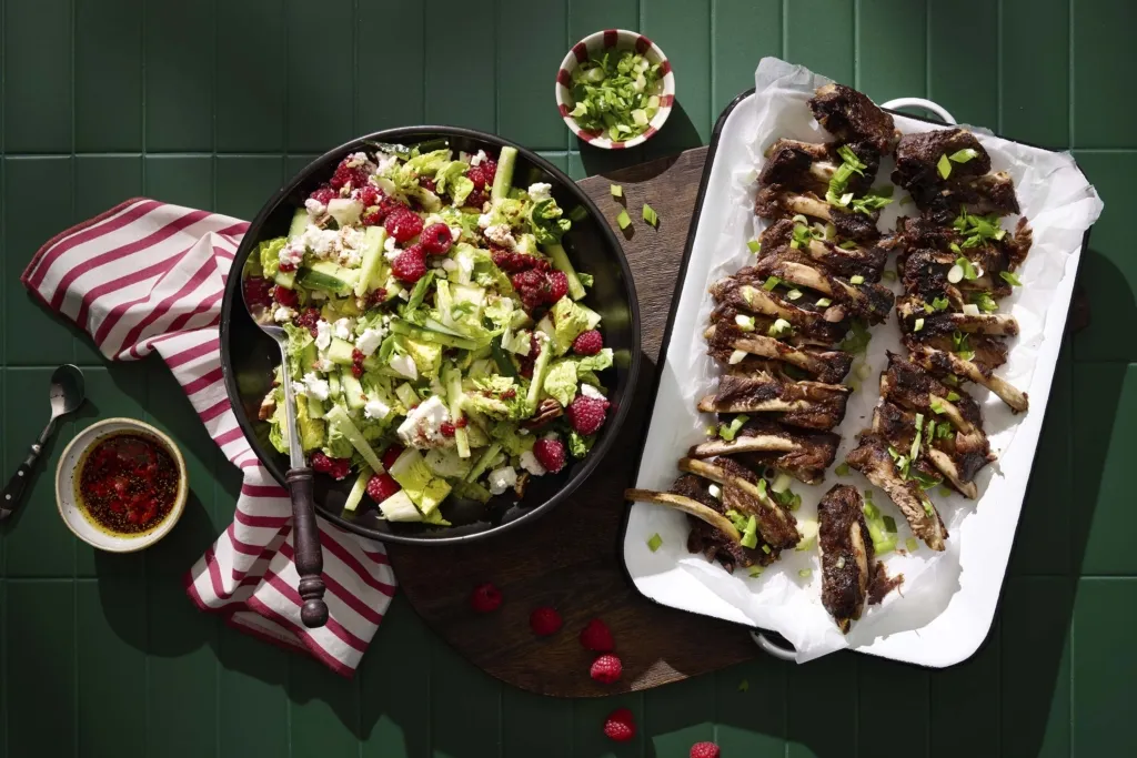 Nopeat karamelliribsit ja kurkku–vadelmasalaatti