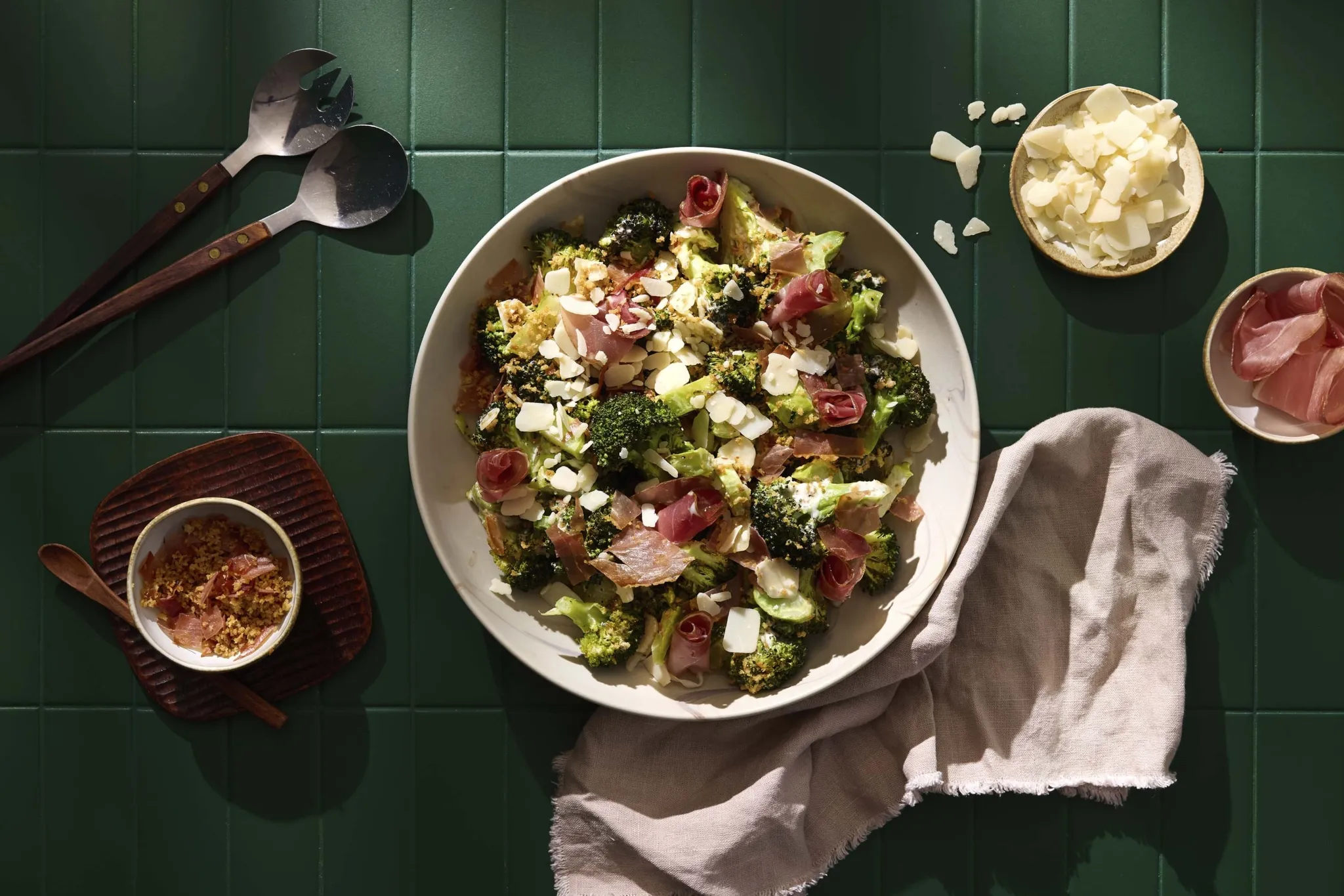 Rostad caesar-broccolisallad med skinkströssel
