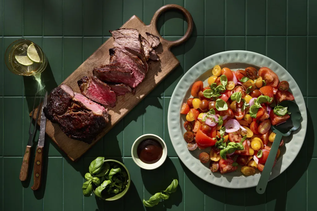 Savustettu entrecote ja tomaattisalaatti