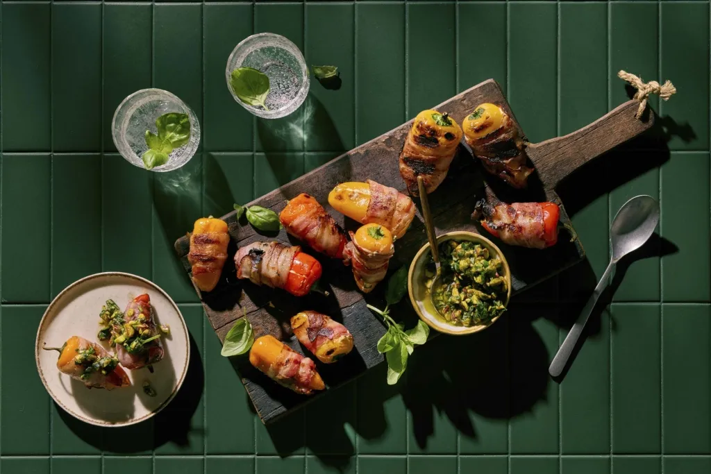 Baconfyllda minipaprikor med feta och pistage