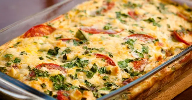 Värikäs lasagne yrteillä ja pepperonisiivuilla viimeisteltynä
