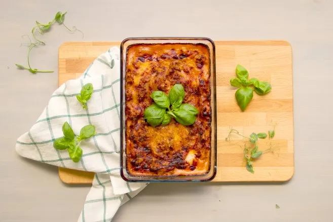 Klassinen lasagne lasivuoassa