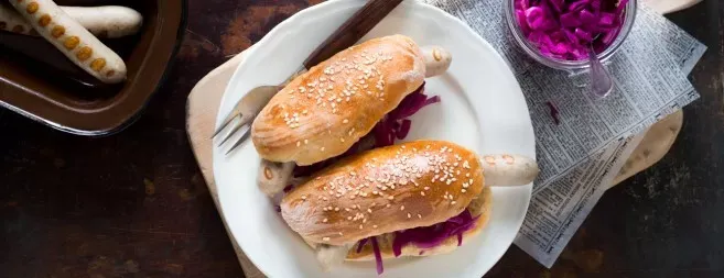 Hot dogit Bratwurstilla ja punakaalipikkelsillä täytettyinä